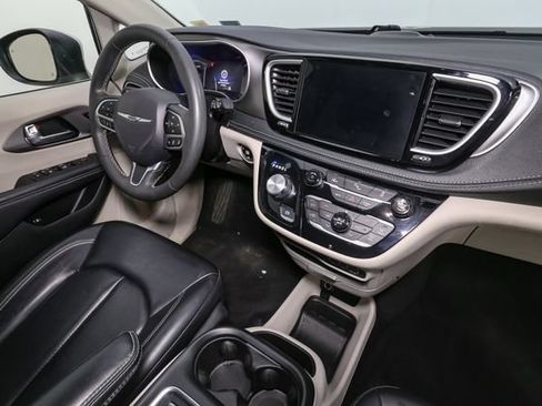 Used 2023 Chrysler Pacifica Touring-L FWD image 18