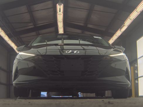 Used 2021 Hyundai Elantra Limited image 4