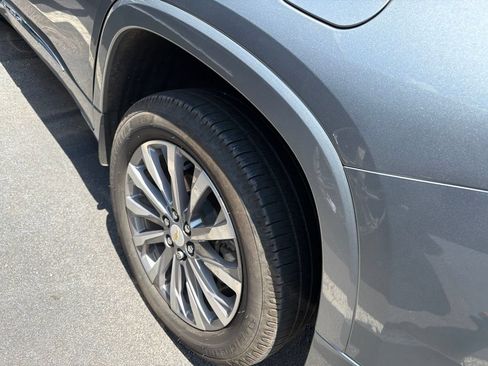 Used 2023 Chevrolet Traverse Premier FWD image 10