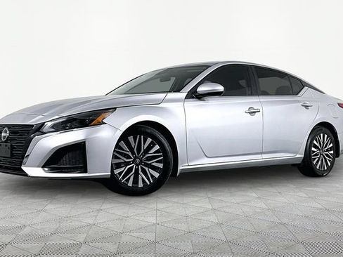 Used 2023 Nissan Altima 2.5 SV w/ SV Premium Package FWD image 1
