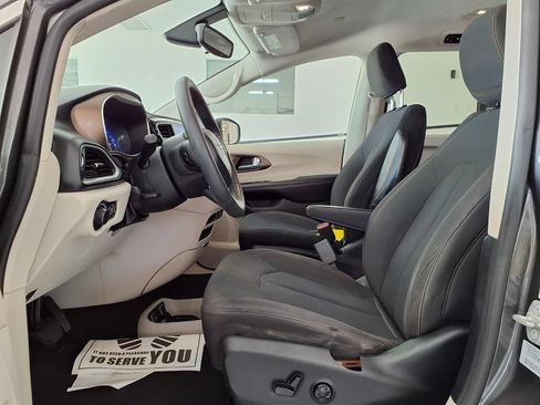 Used 2017 Chrysler Pacifica Touring FWD image 11