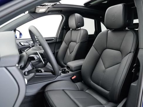 Certified 2025 Porsche Macan AWD/4WD image 5