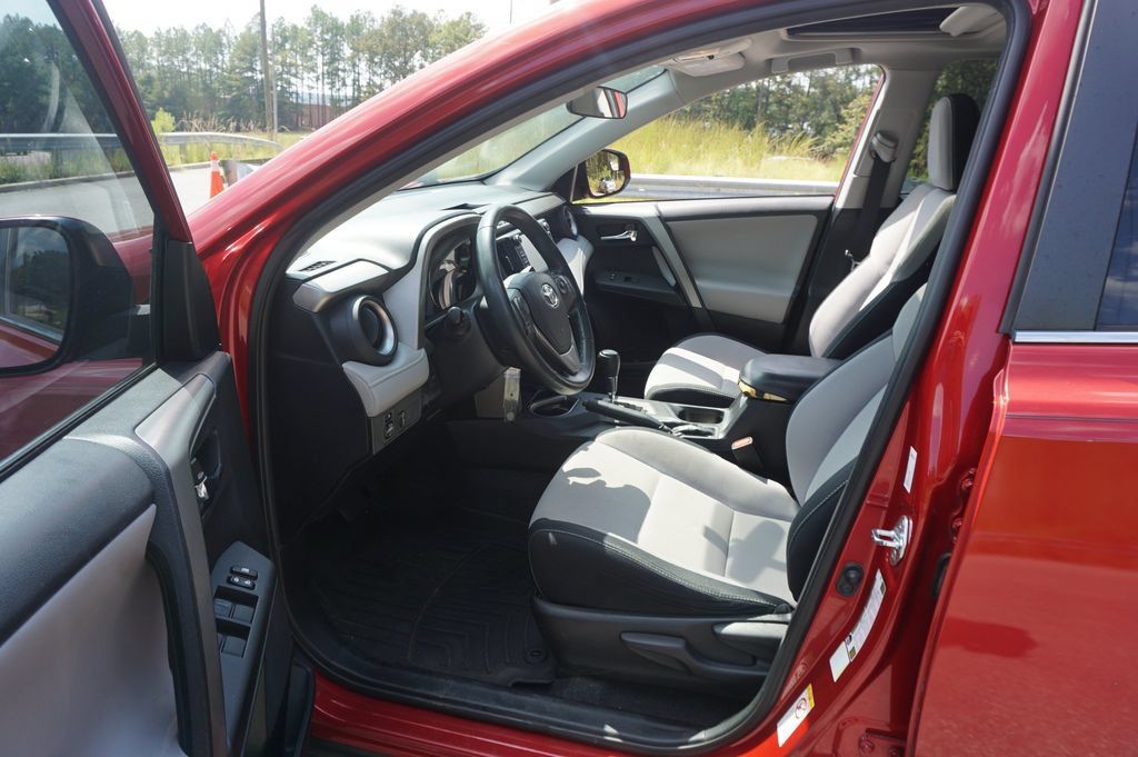 Used 2016 Toyota RAV4 XLE FWD image 2