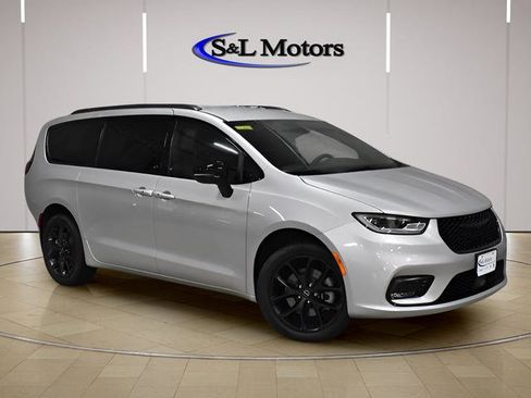 New 2026 Chrysler Pacifica Select w/ S Appearance Package AWD/4WD image 8