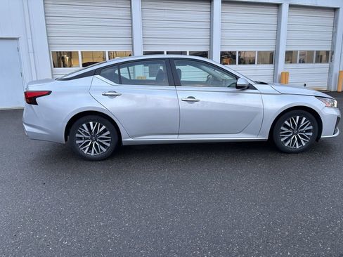 Used 2024 Nissan Altima 2.5 SV w/ SV Premium Package FWD image 8