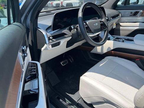 New 2026 Cadillac Vistiq Luxury w/ LPO, Floor Liner Package AWD/4WD image 8