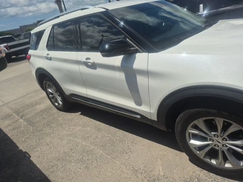 Used 2023 Ford Explorer Limited AWD/4WD image 2
