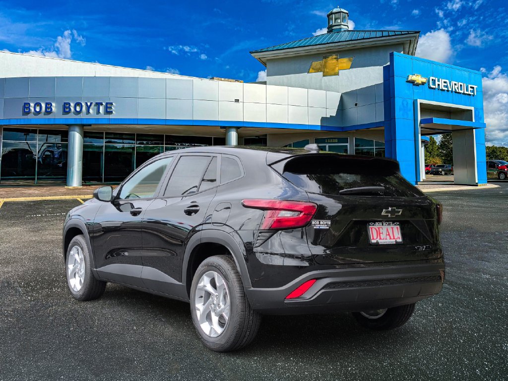 New 2026 Chevrolet Trax LS w/ LS Convenience Package FWD image 3