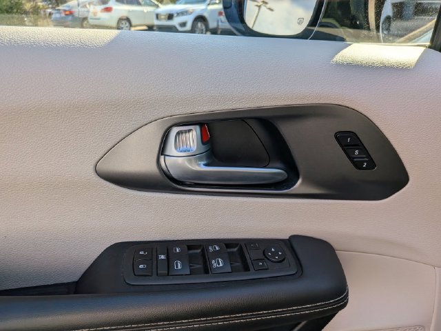 Used 2024 Chrysler Pacifica Touring-L FWD image 13
