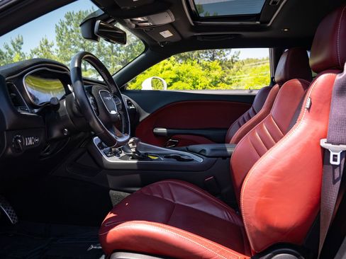 Used 2019 Dodge Challenger SRT Hellcat RWD image 24