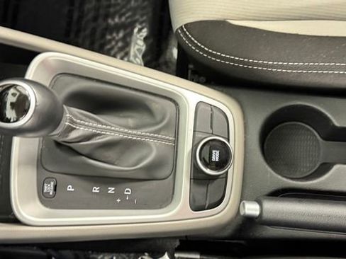 Used 2025 Hyundai Venue SEL FWD image 28