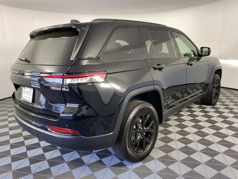 Used 2025 Jeep Grand Cherokee Altitude AWD/4WD image 9