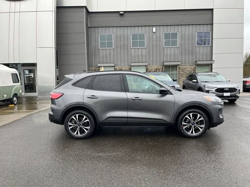 Used 2022 Ford Escape SE w/ SE Sport Appearance Package image 12