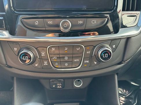 Used 2023 Chevrolet Traverse Premier image 17