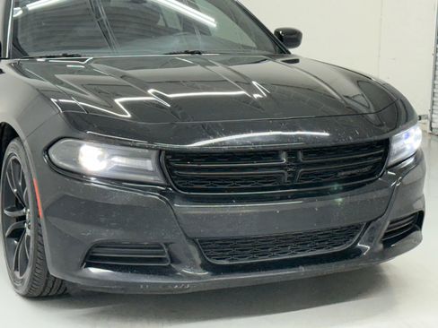 Used 2018 Dodge Charger SXT w/ Blacktop Package image 10