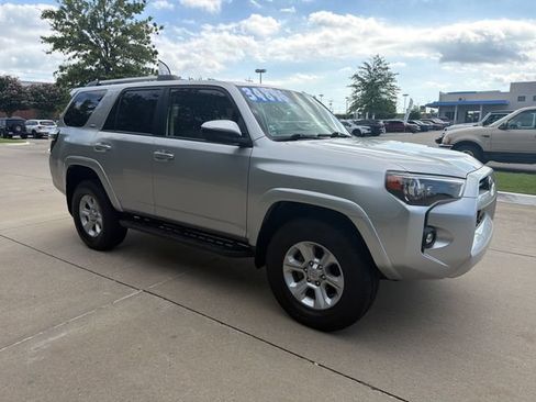 Used 2022 Toyota 4Runner SR5 AWD/4WD image 7