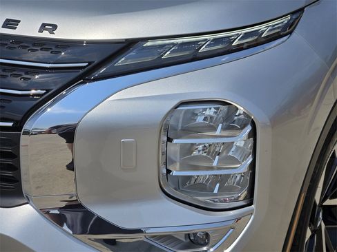New 2025 Mitsubishi Outlander SE image 6