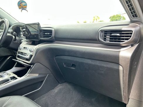 Used 2022 Ford Explorer XLT w/ Equipment Group 202A RWD image 16