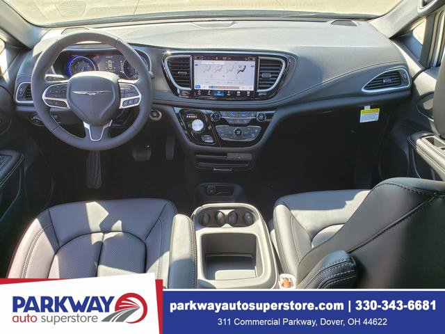 New 2026 Chrysler Pacifica Select AWD/4WD image 16