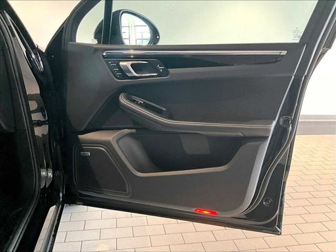 Used 2026 Porsche Macan image 27
