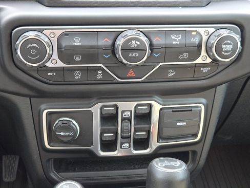 Used 2018 Jeep Wrangler Unlimited Sahara AWD/4WD image 20