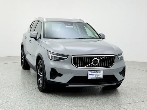 Certified 2025 Volvo XC40 B5 Core image 2