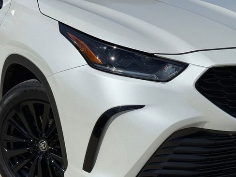 Used 2023 Toyota Highlander XSE image 3