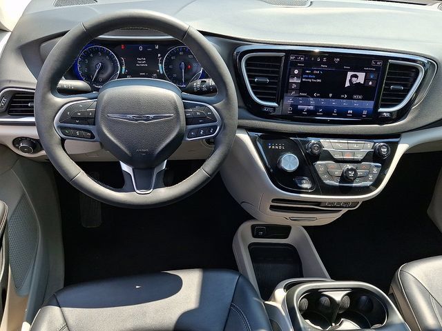 Used 2024 Chrysler Pacifica Touring-L FWD image 11