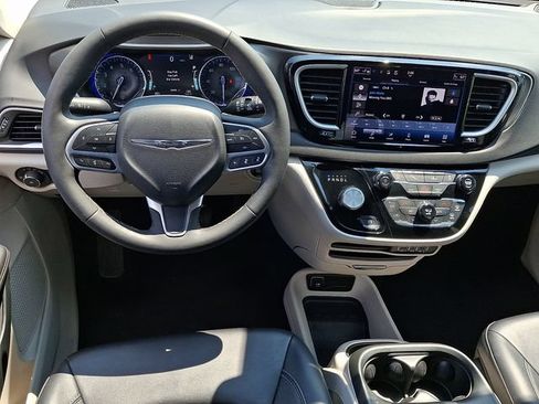 Used 2024 Chrysler Pacifica Touring-L FWD image 11