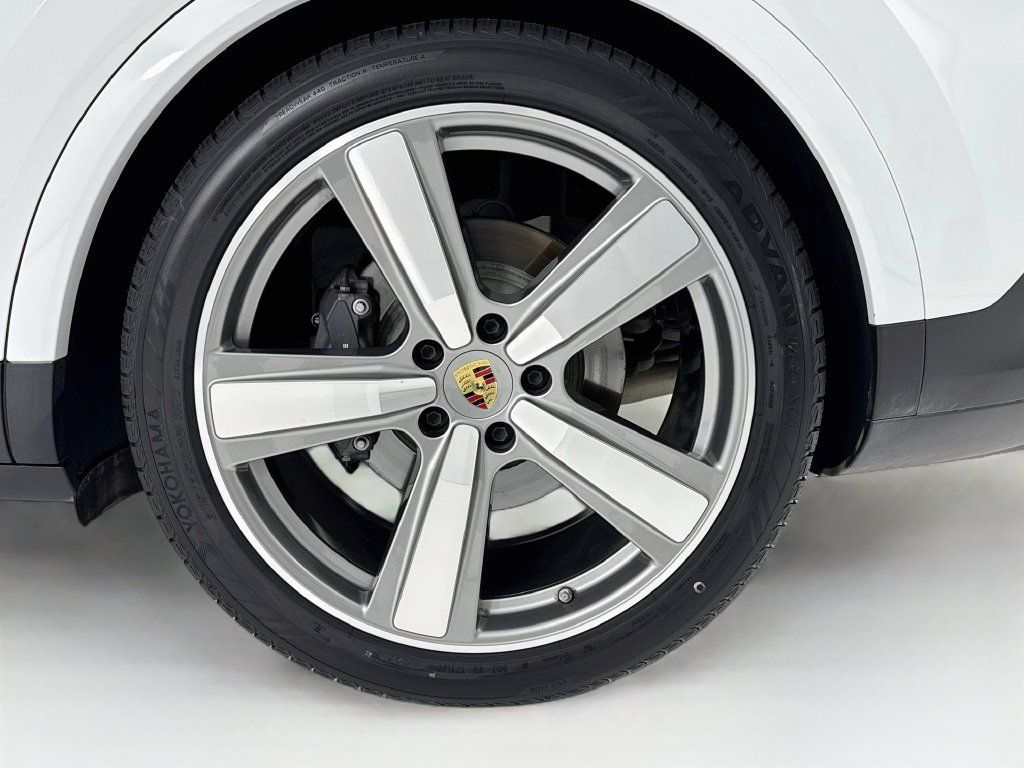 Certified 2024 Porsche Cayenne AWD/4WD image 33