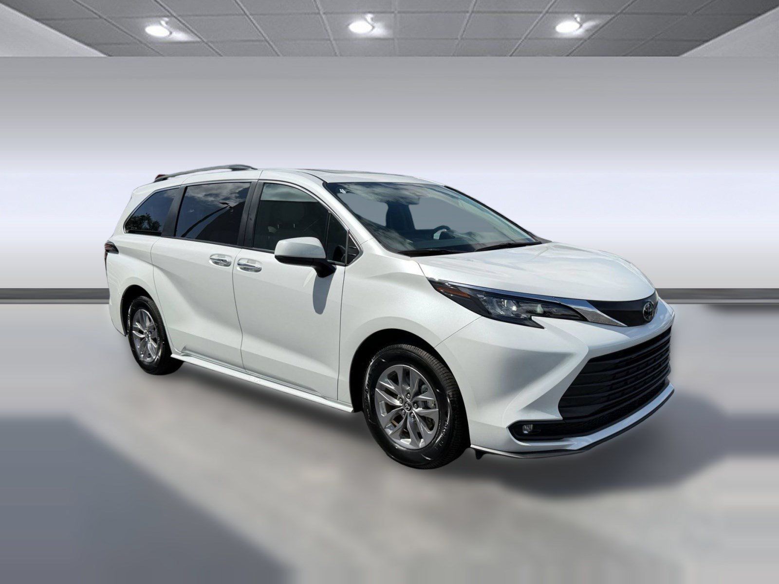 Used 2026 Toyota Sienna XLE FWD image 7