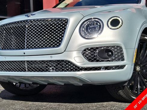 Used 2019 Bentley Bentayga image 2
