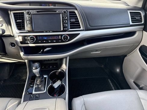 Used 2017 Toyota Highlander XLE image 24