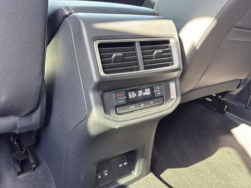 Used 2025 Volkswagen Atlas SE image 28