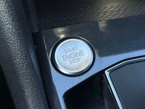 Used 2021 Volkswagen Tiguan SE image 33