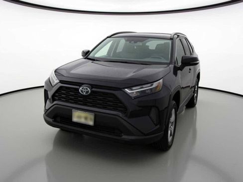 Used 2025 Toyota RAV4 XLE image 1