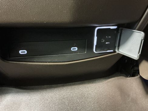 Used 2022 Cadillac Escalade Premium Luxury image 33