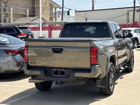 Used 2025 Toyota Tacoma TRD Sport AWD/4WD image 4