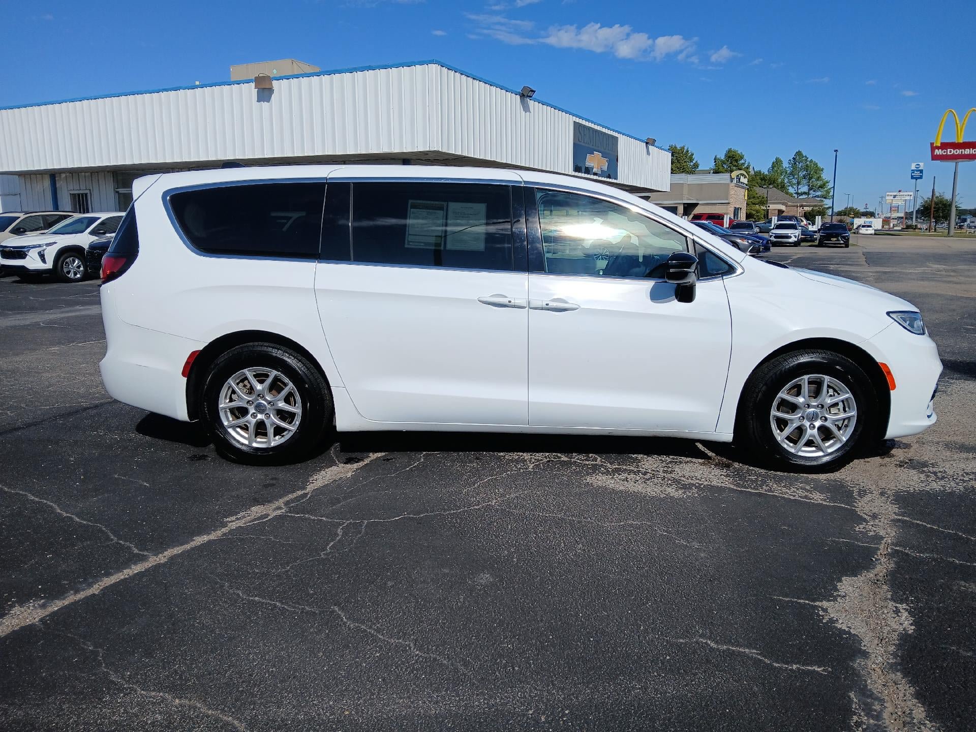 Used 2024 Chrysler Pacifica Touring-L FWD image 5