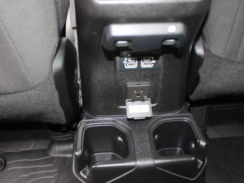 Used 2018 Jeep Wrangler Unlimited Sahara AWD/4WD image 16