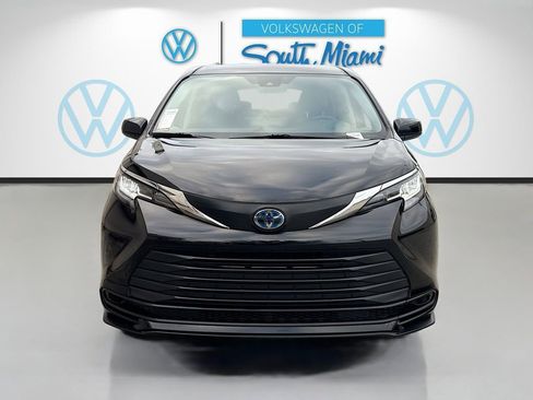 Used 2021 Toyota Sienna LE image 2