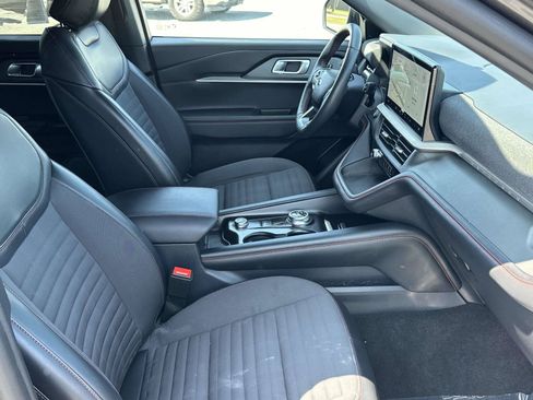 Used 2025 Ford Explorer ST-Line w/ ST-Line Street Pack AWD/4WD image 9