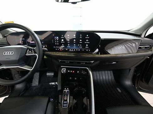 Used 2025 Audi Q5 Premium Plus w/ Premium Plus image 2
