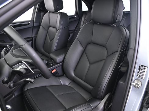 Used 2026 Porsche Macan AWD/4WD image 30
