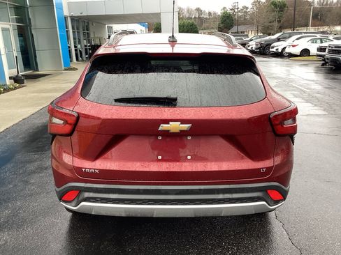 Used 2025 Chevrolet Trax LT w/ LT Convenience Package image 3
