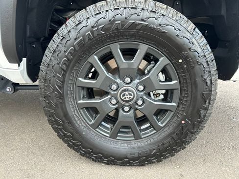 Used 2025 Toyota 4Runner SR5 AWD/4WD image 31