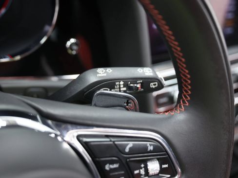 Used 2022 Bentley Bentayga AWD/4WD image 33