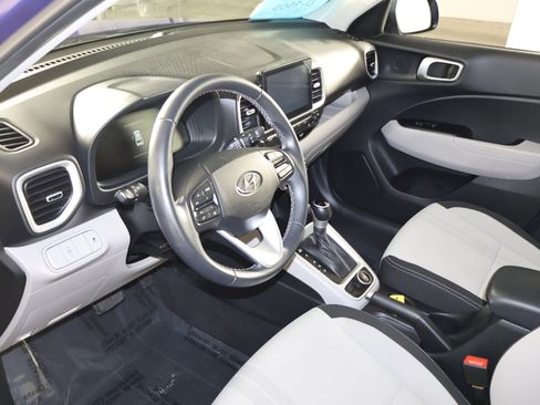 Used 2024 Hyundai Venue SEL image 2