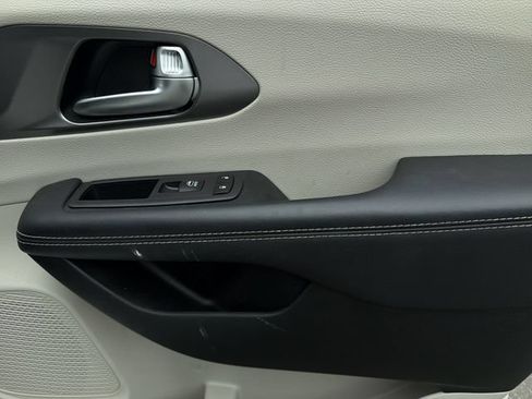 Used 2023 Chrysler Pacifica Touring-L FWD image 33