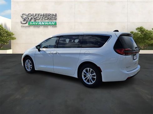 New 2026 Chrysler Pacifica Select image 3